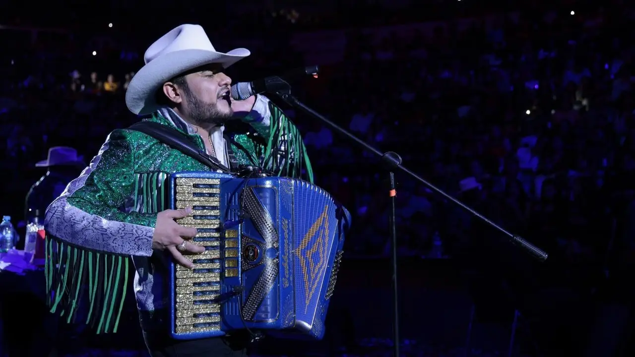 Uriel, vocalista de Los Sembradores desde el Palenque de Durango. Foto: Facebook Los Sembradores.