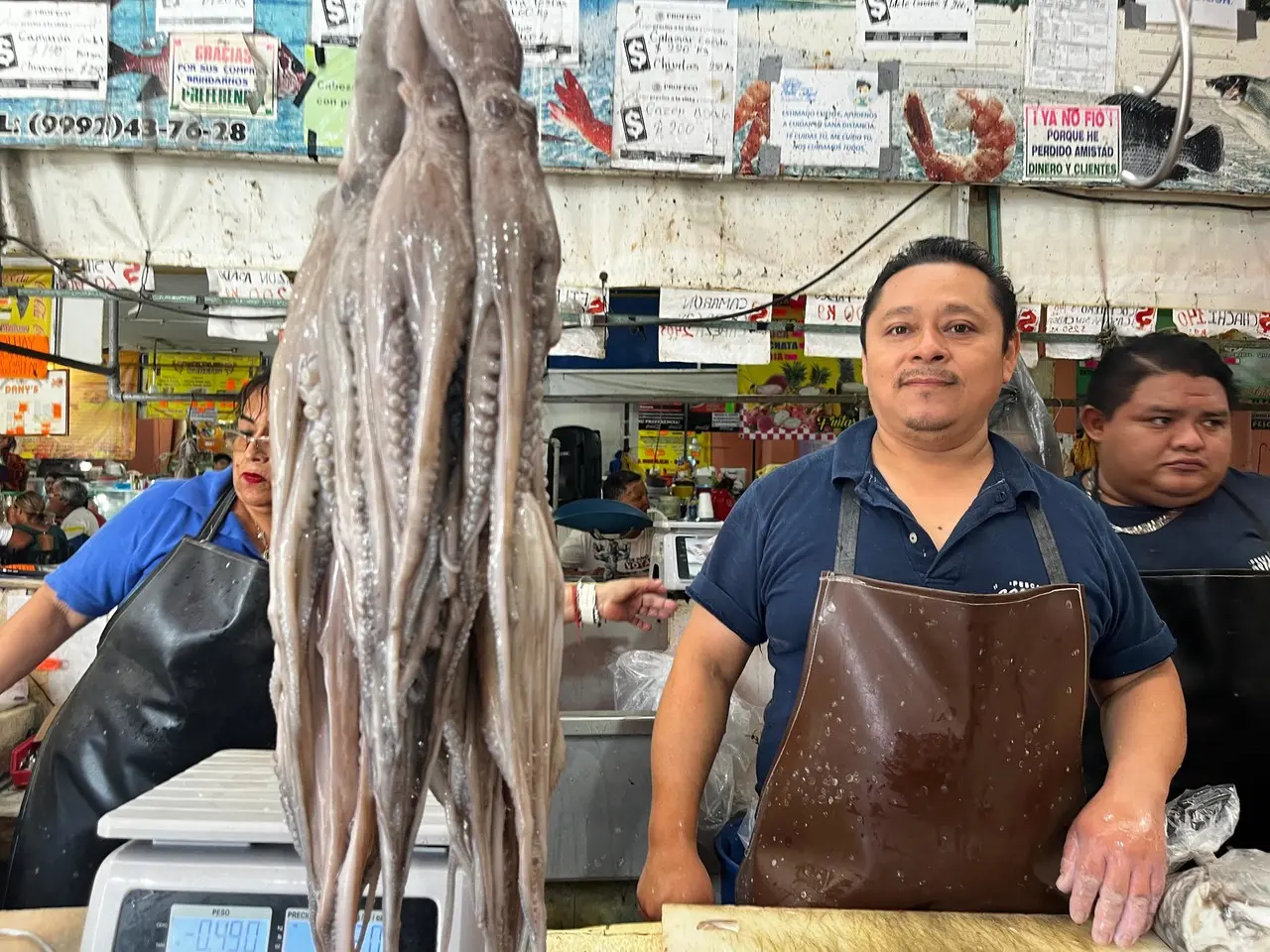 Josué Acosta, vendedor de mariscos en el Mercado Lucas de Gálvez. Foto: Irving Gil