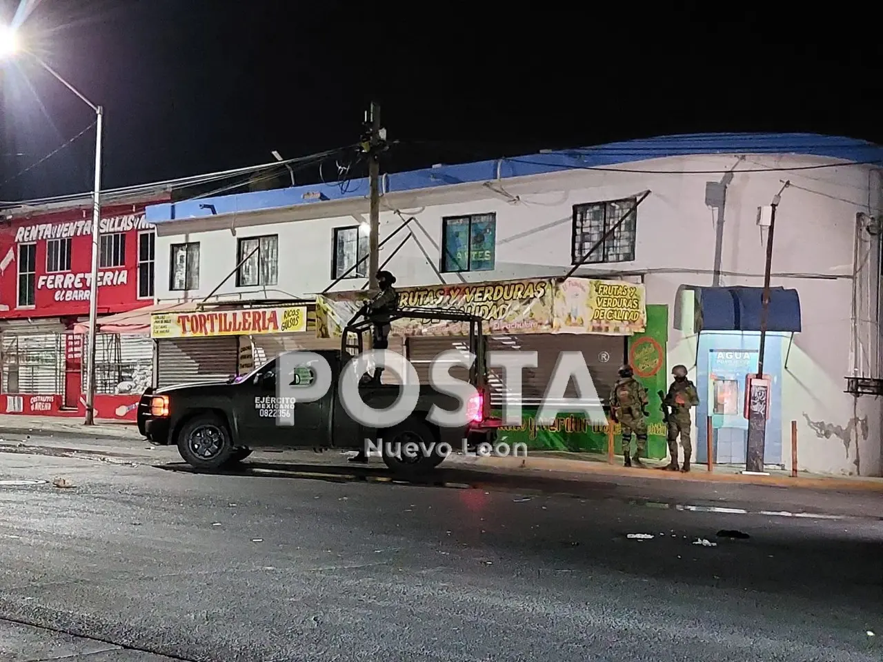 Elementos de la Sedena cubriendo el lugar donde ocurrió el asalto. Foto: Raymundo Elizalde.