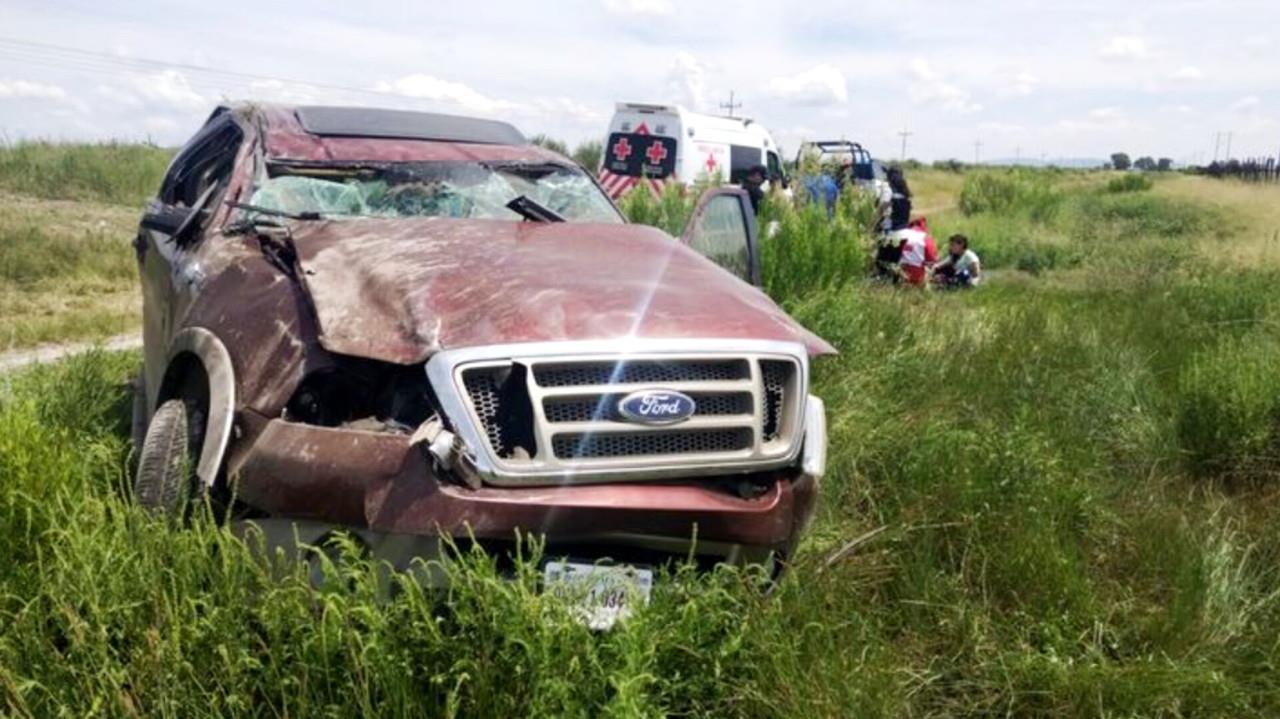 Una señora de 65 años de edad perdió la vida en una volcadura ocurrida en la carretera libre Durango - Gómez Palacio. Foto: Especial.