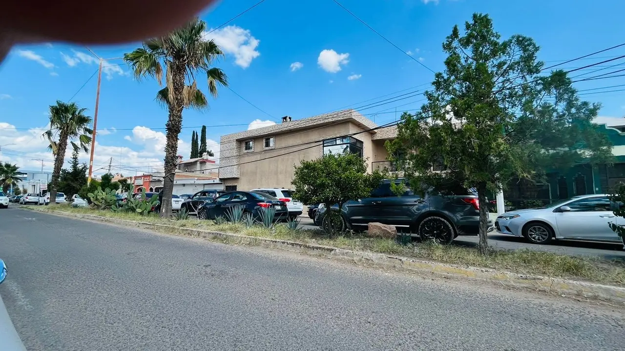 El tráfico se apoderó de varias calles de la ciudad de Durango, esto por motivo de regreso a clases de todos los niveles educativos. Foto: Jesús Carrillo.