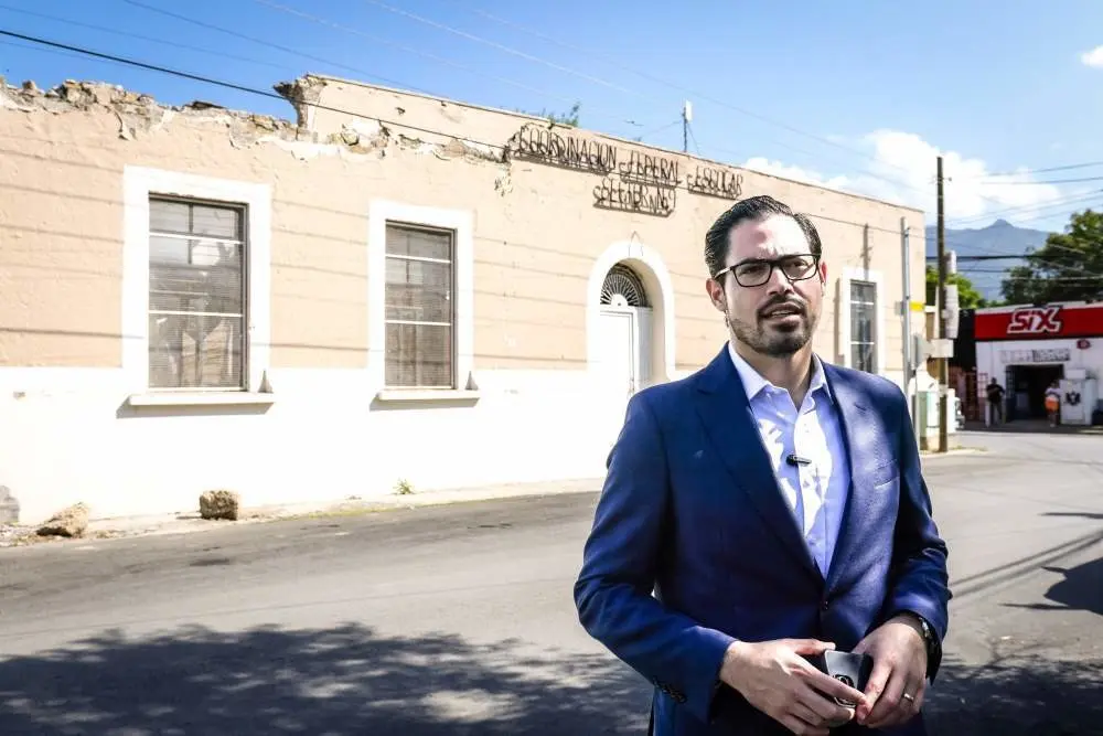 El alcalde David de la Peña lanzó un llamado a autoridades estatales por escuelas en mal estado. Foto. Gobierno de Santiago