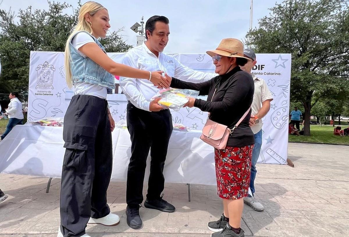 El alcalde de Santa Catarina, Jesús Nava Rivera, entrega paquetes de útiles escolares a familias vulnerables. Foto: Gobierno de Santa Catarina