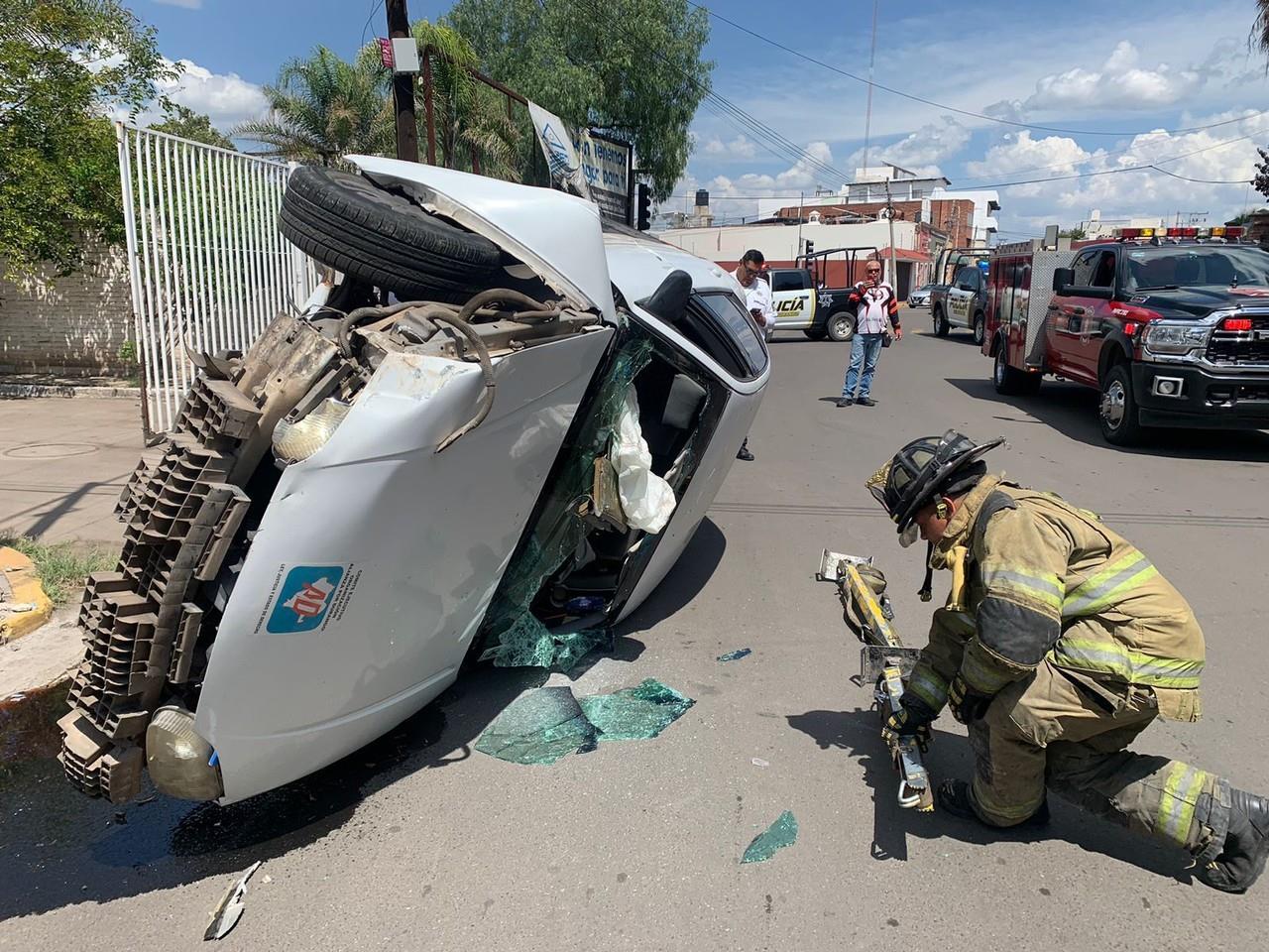 Se registró volcadura en calle prolongación Canoas, cerca de la zona de Hospitales. Foto: Especial.