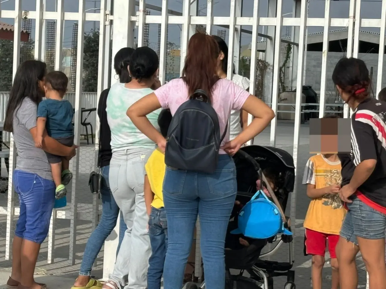 Madres de familia a las afueras de la primaria donde no hay aulas. Foto: Raymundo Elizalde.