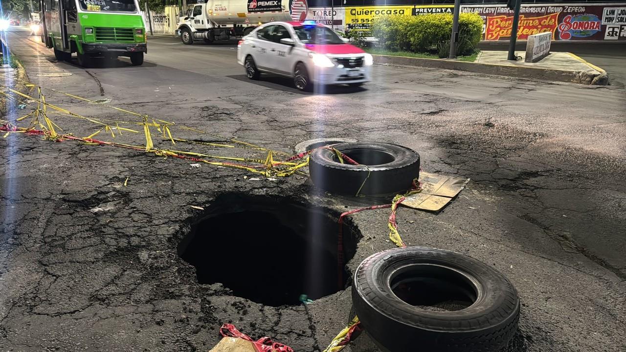 Socavón sin atender en colonia San Miguel Amantla. Foto: Ramón Ramírez