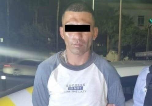 El asaltante tras haber sido detenido por policías municipales. Foto: Policía de Monterrey.