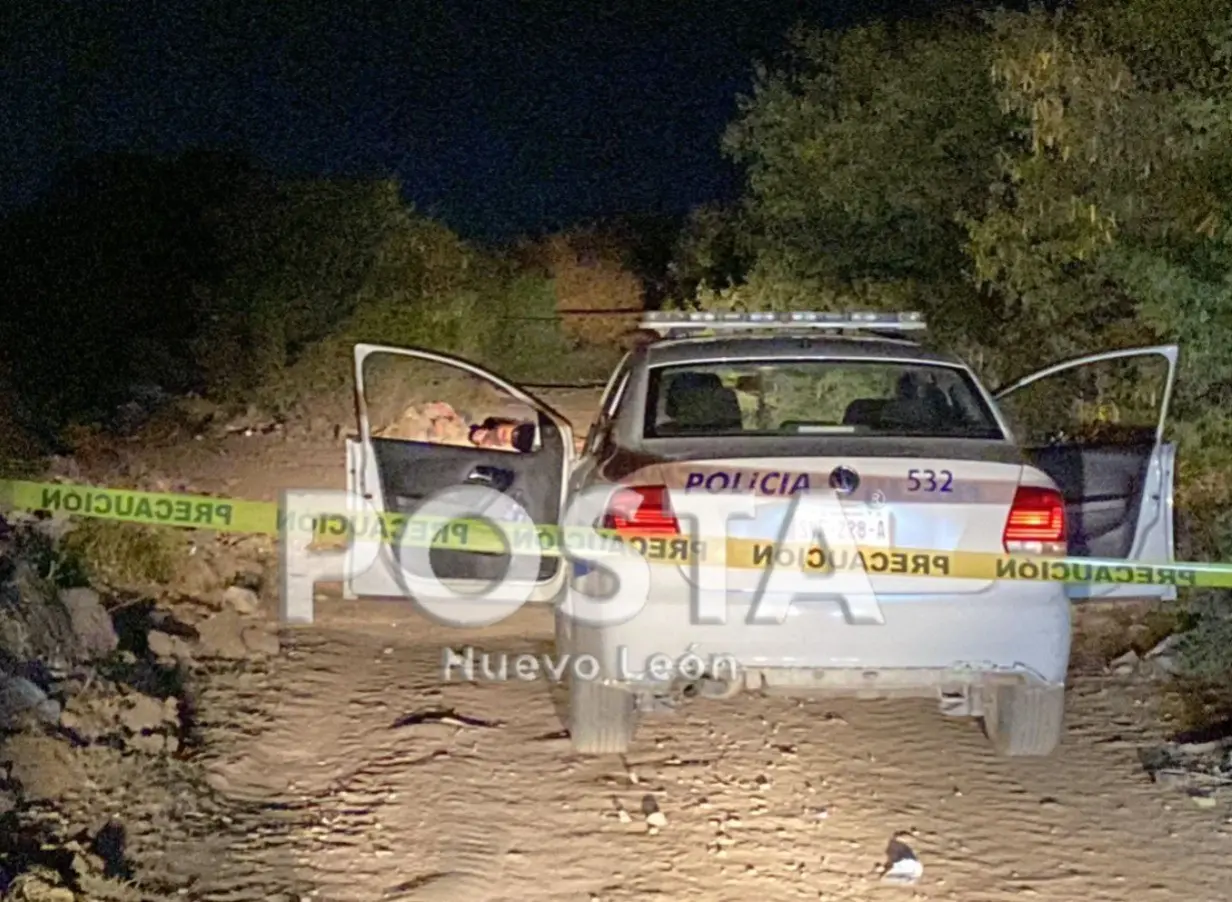 Patrulla de la policía del munidicipio de Cadereyta, cubriendo el área donde se encontró el cuerpo del hombre asesinado. Foto: Raymundo Elizalde.