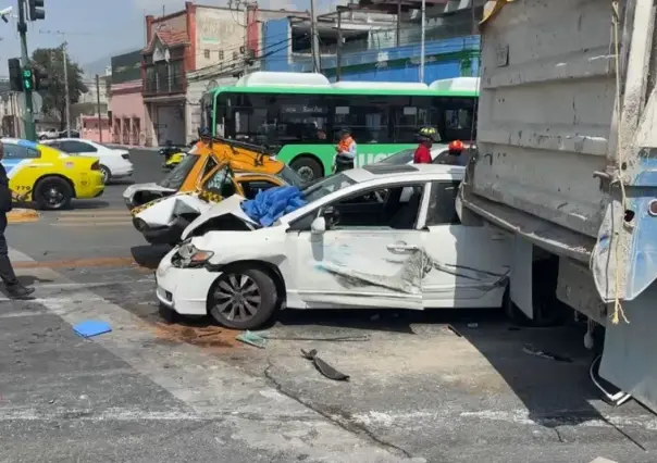 Camión materialista sin frenos provoca carambola; hay 6 heridos