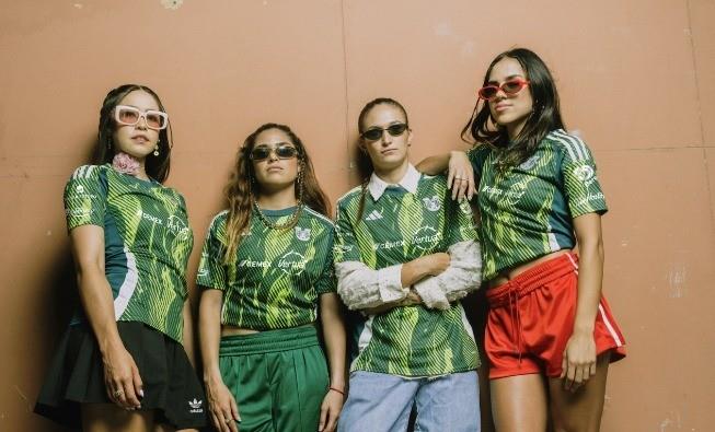 Jugadoras de Tigres Femenil posando con el nuevo jersey. Foto: Adidas.