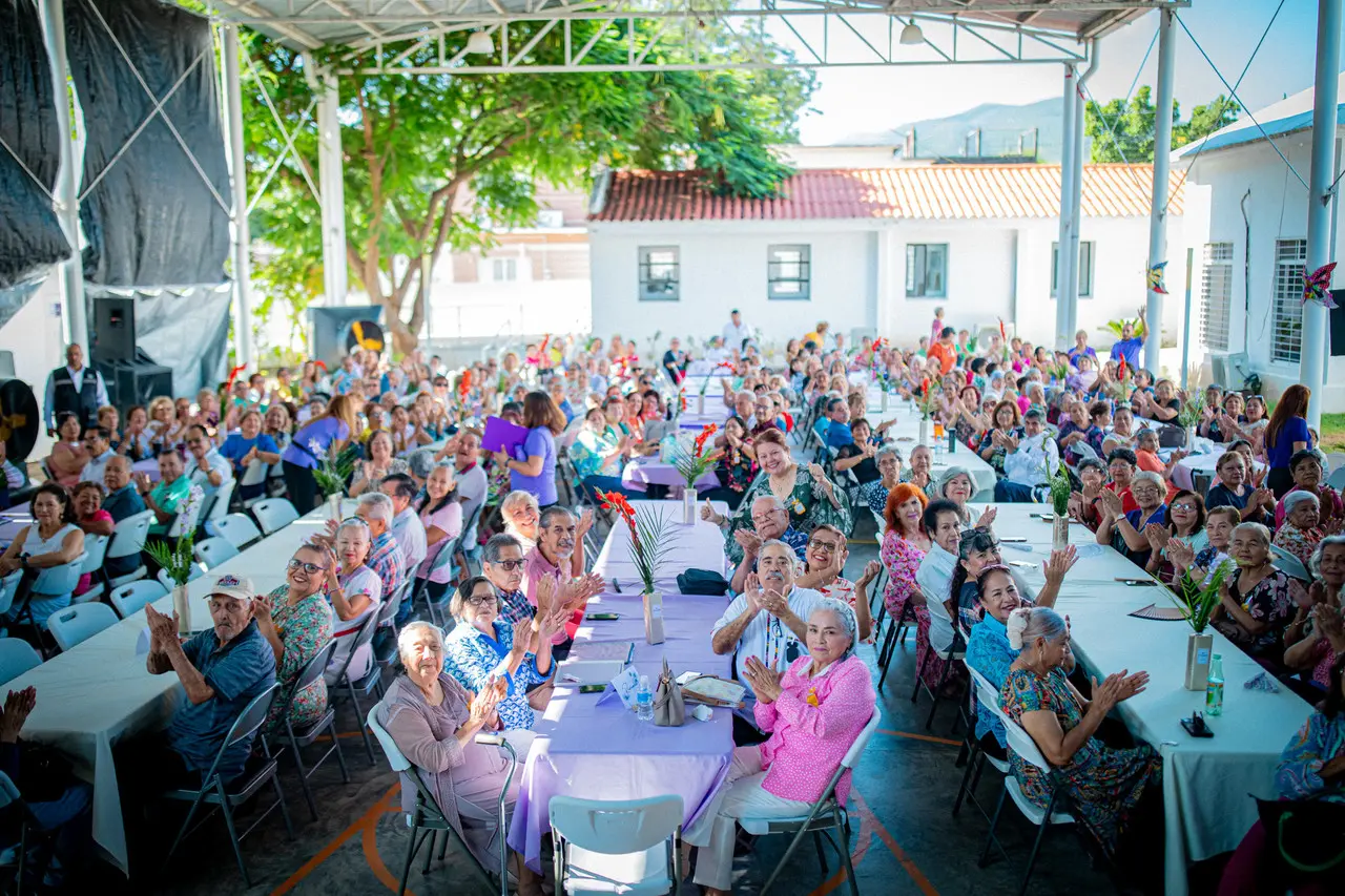 Festejaron a lo grande los adultos mayores en casas club del Sistema DIF. Foto: DIF