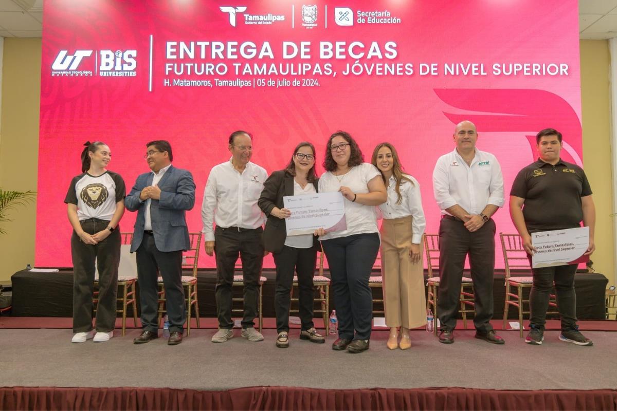 Entrega de becas por parte de la Secretaría de Educación de Tamaulipas. Foto: Agencia