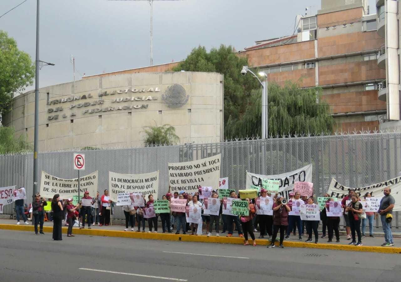 La protesta de morenitas progreseños inconformes con la resolución de la Sala Xalapa siguió el miércoles a las puertas del TEPJF en Ciudad de México.- Foto cortesía