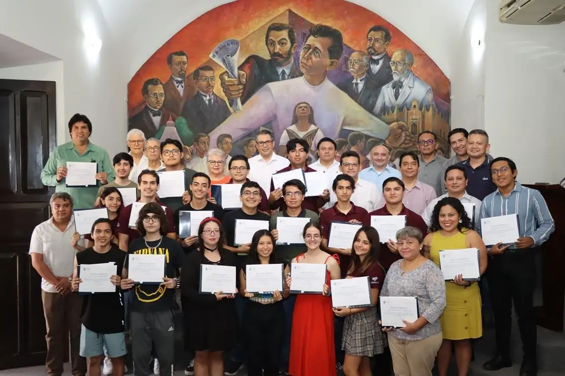 Tras participar en el proyecto  Introduction to Research Abroad Program, estudiantes fueron reconocidos por la Uady durante una ceremonia.- Foto de la Uady