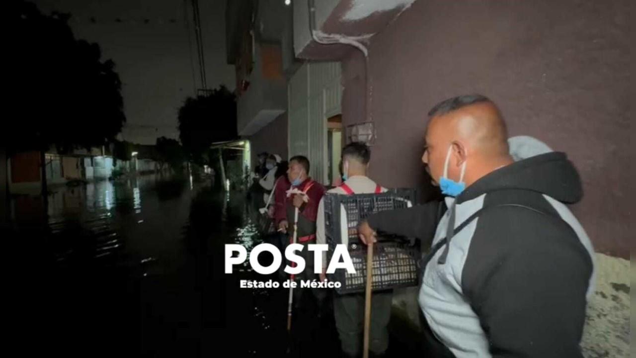 Los voluntarios recorrieron casa por casa las calles de la colonia Culturas de México, repartieron comida caliente. Foto: Fernando Cruz