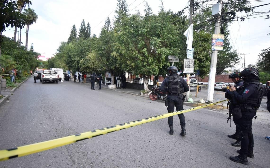 Las autoridades en la zona donde ocurrió la balacera. Foto: El Heraldo de Chiapas.