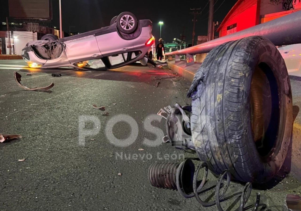 La camioneta que volcó, llantas arriba y con una desprendida. Foto: Raymundo Elizalde.