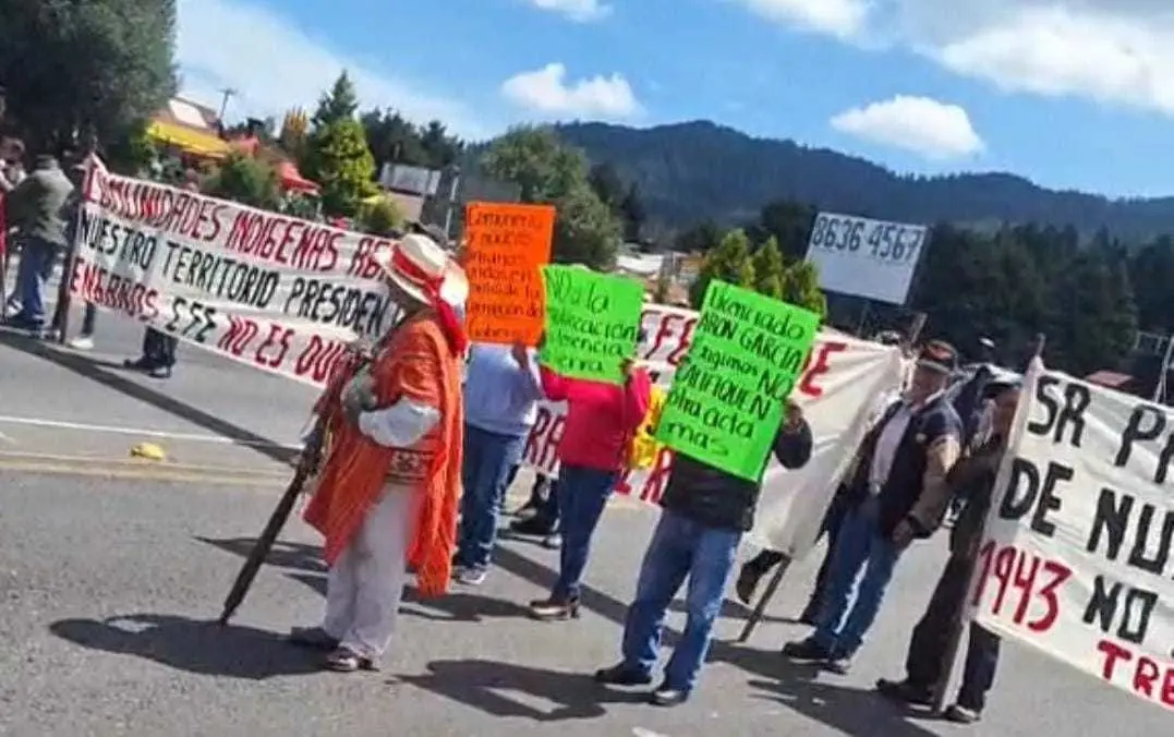 Bloqueo en carretera México-Toluca por protesta de ejidatarios. Foto: RRSS