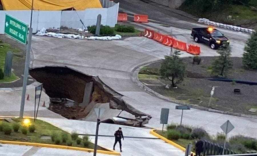 Socavón de 10 metros interrumpe tránsito en Huixquilucan. Foto: RRSS