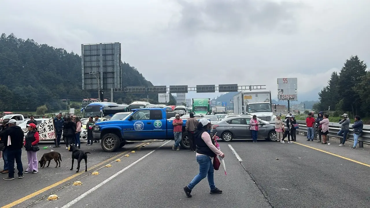 Protesta de comuneros colapsa la México-Toluca durante horas. Foto: RRSS