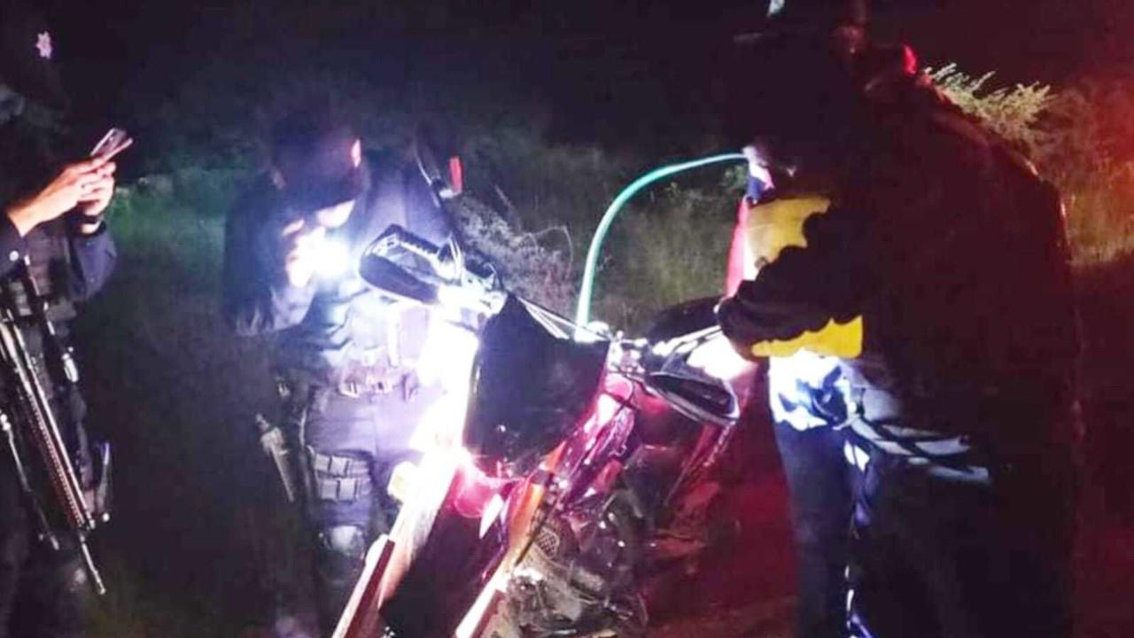 Elementos de la Policía Estatal ayudaron a un hombre que se quedó varado en la carretera tras quedarse sin combustible en su motocicleta. Foto: Facebook/ SSP Durango.