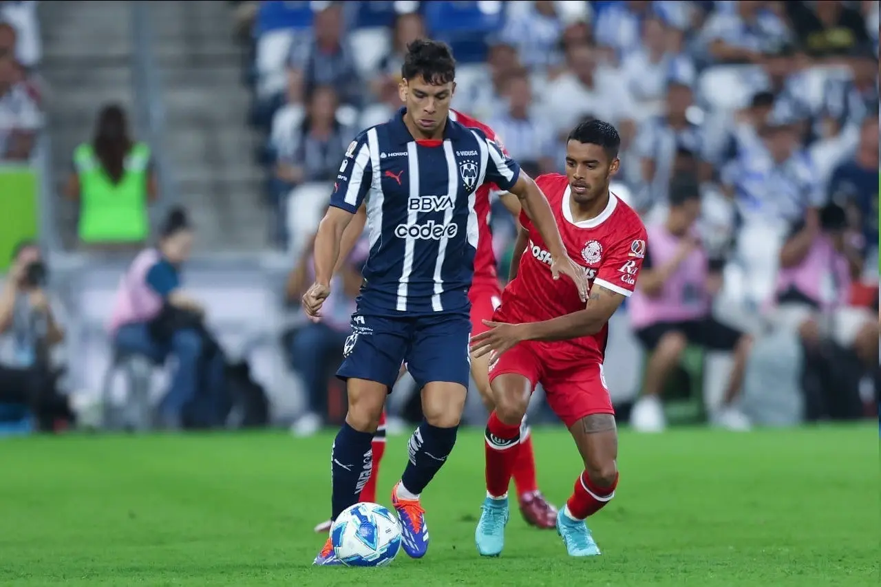 Oliver Torres intentando jugar ante la presión de la defensa del Toluca. Foto: X @GorgoritoBoop.