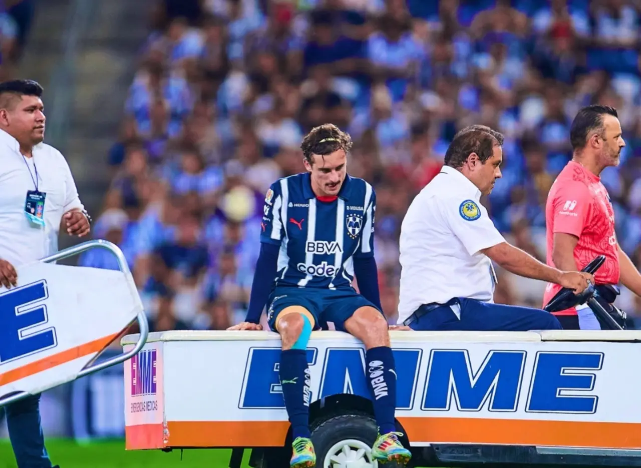 Jordi Cortizo al salir lesionado en el juego contra Toluca. Foto: X @SomosRayados.