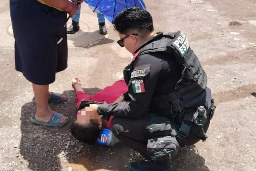 Sufrió un ataque convulsivo en vía pública, fue ayudada por la Policía Estatal