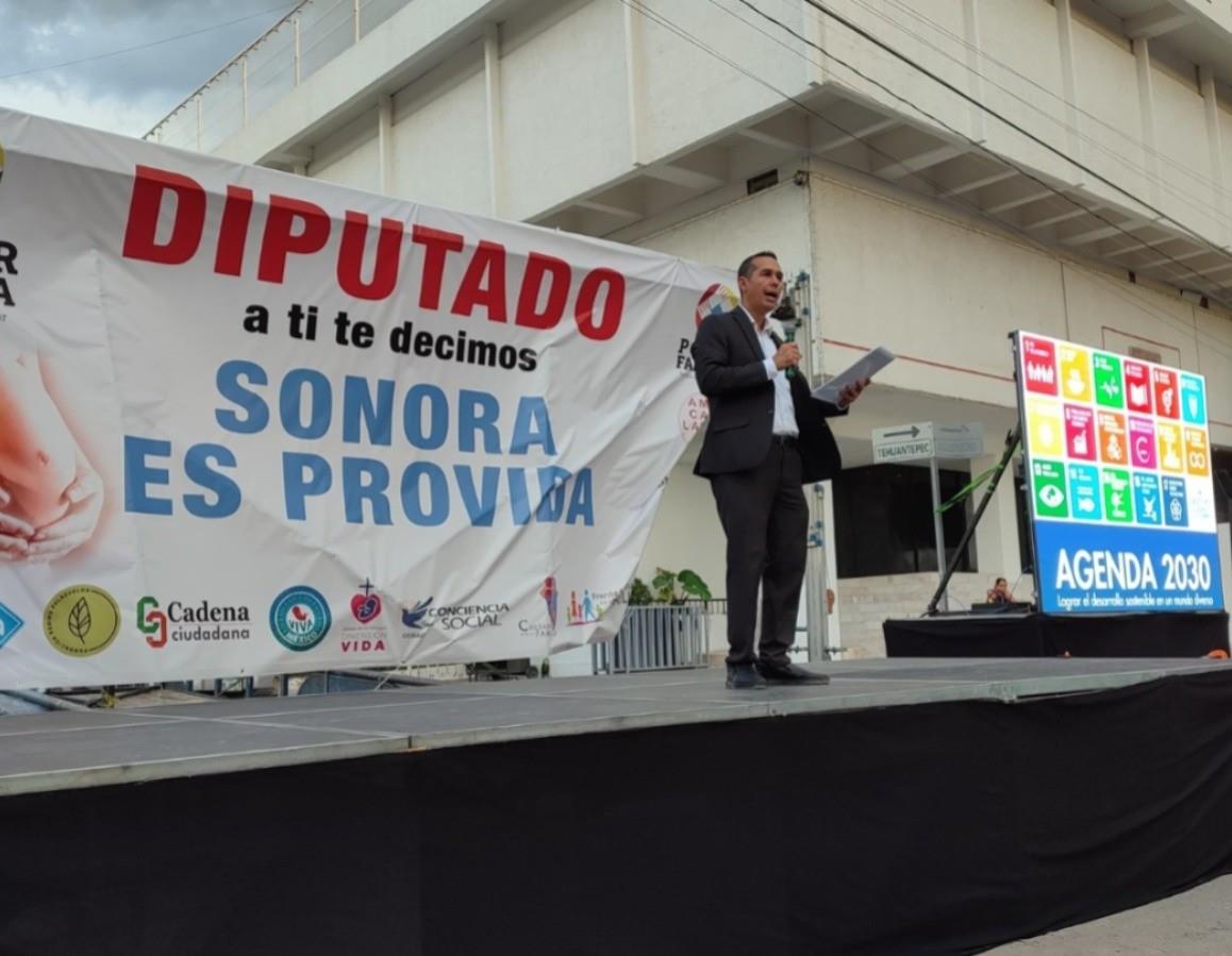 Raúl Encinas Rodríguez, representante de la organización HumanidadMX en protesta afuera del Congreso de Sonora. Foto: Facebook Proyecto Puente.