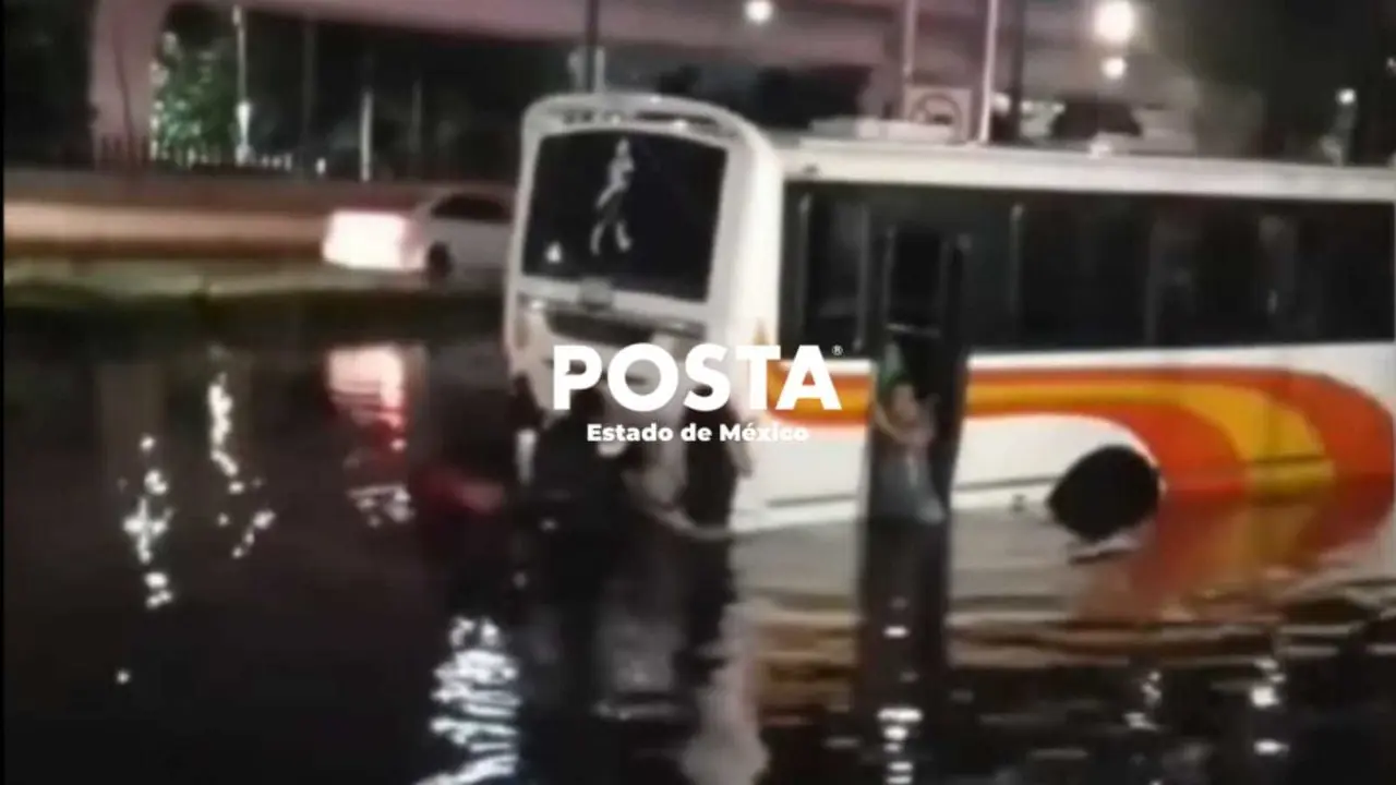 Los pasajeros bajaron del autobús en medio de la inundación para tratar de ponerse a salvo.  Foto: Fernando Cruz