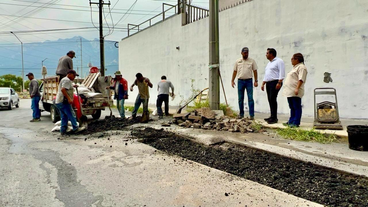 Jesús Nava tapando los baches en calles de la colonia San Gilberto. Foto: Municipio de Santa Catarina