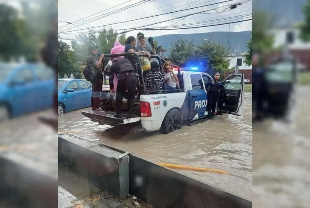 A través de sus redes sociales, la Secretaría de Seguridad Ciudadana de Escobedo ha compartido una imagen en la que se puede ver a sus oficiales colaborando directamente con la comunidad. Foto: Facebook.