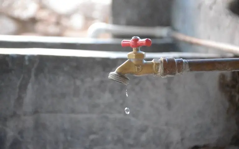 Cortan agua en colonias de Parras. Foto de redes sociales.