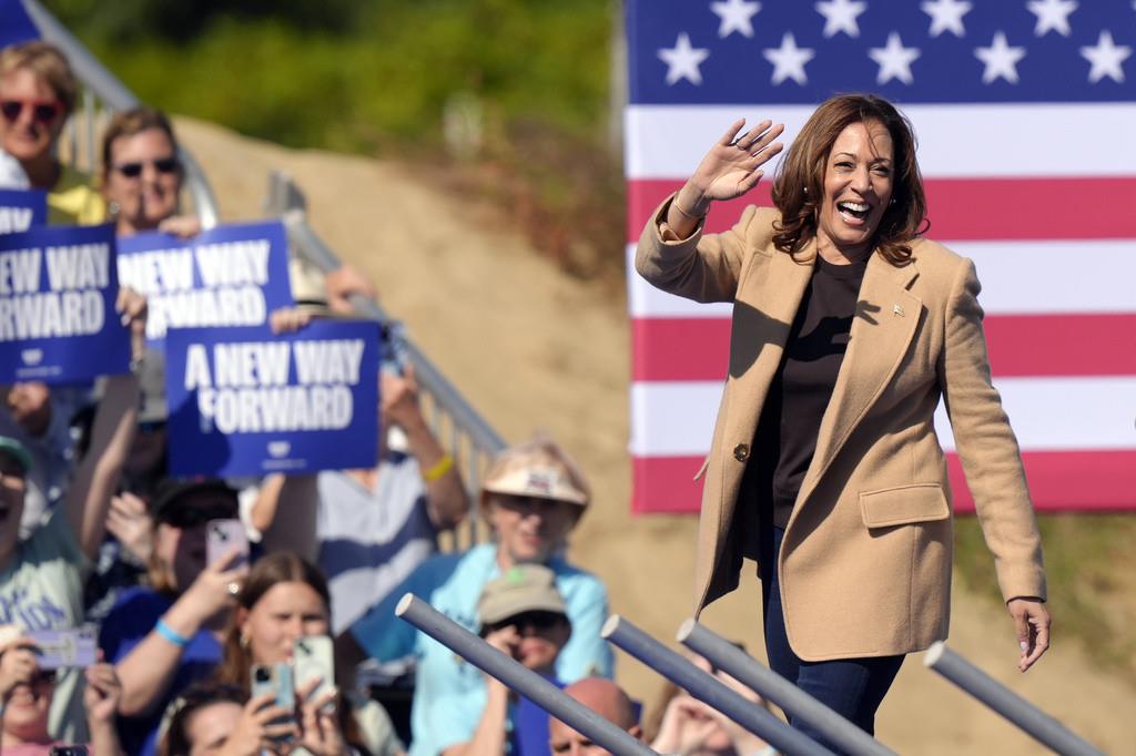 La candidata demócrata a la presidencia, la vicepresidenta Kamala Harris, saluda mientras sube al escenario durante un evento de campaña, el miércoles 4 de septiembre de 2024, en North Hampton, Nueva Hampshire. (AP Foto/Steven Senne)