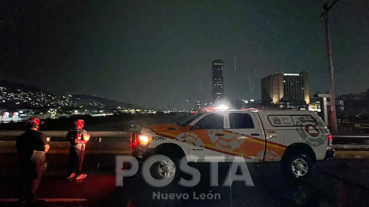 Elementos de Protección Civil de Nuevo León al ver lo que dejó la tormenta. Foto: Raymundo Elizalde.