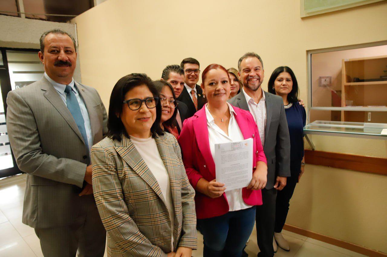 Al entregar el documento en la Oficialía de Partes del Congreso del estado, Rocío Montalvo señaló que durante los años 2022, 2023 y 2024, se pagó de manera indebida a alrededor de mil empleados. Foto: POSTA.