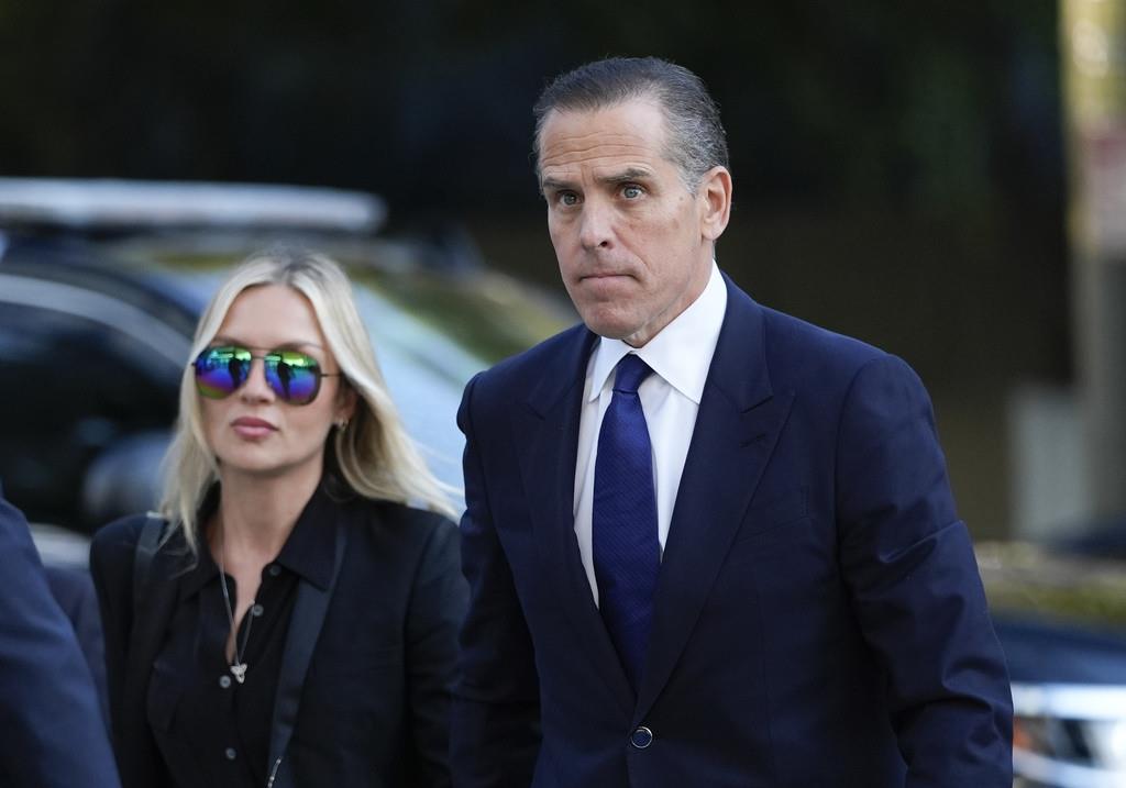 Hunter Biden, derecha, es acompañado por su esposa Melissa Cohen Biden a su llegada a una corte federal para la selección de los miembros del jurado en su juicio por cargos por impuestos, el jueves 5 de septiembre de 2024, en Los Ángeles. (AP Foto/Jae C. H