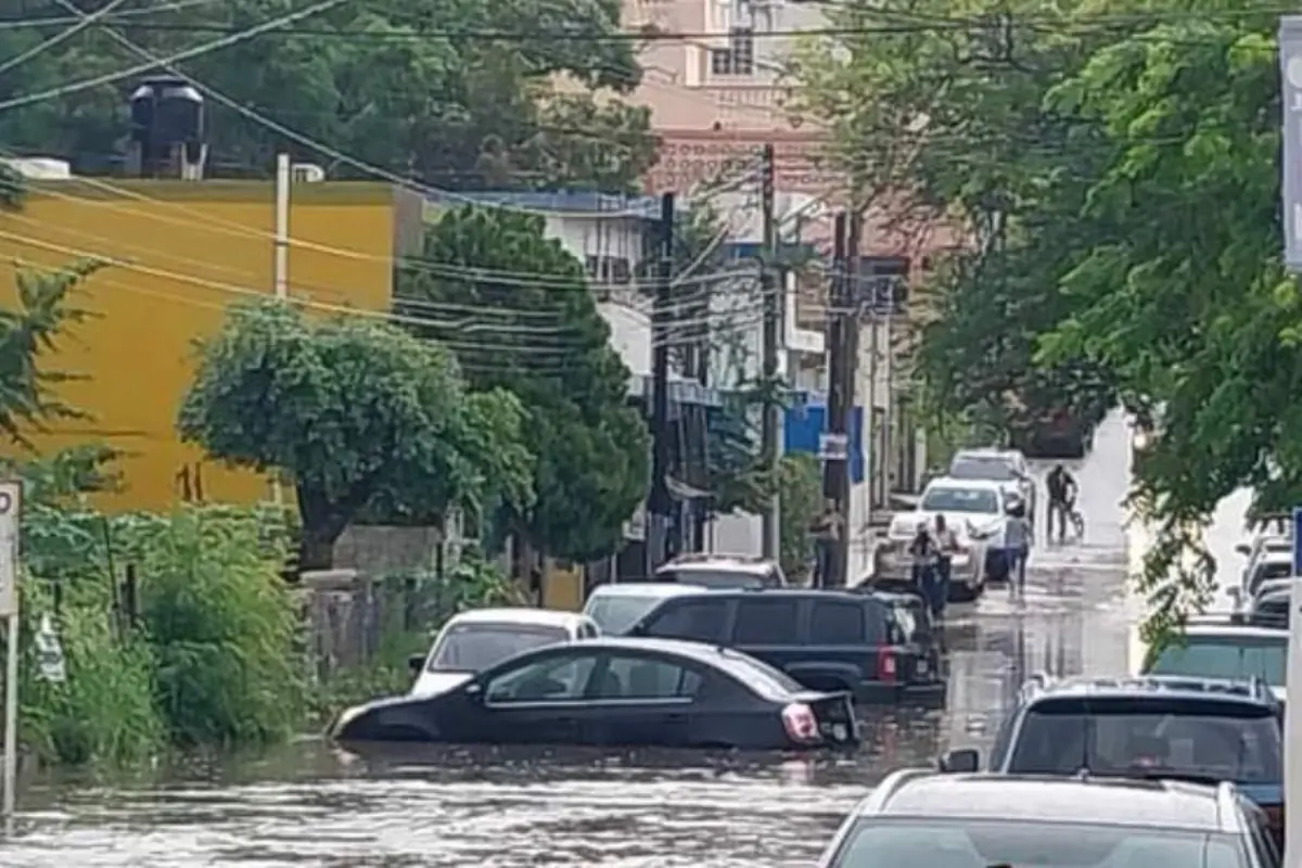 Hasta cinco vehículos fueron arrastrados por la corrientes mientras que una docena resultó con afectaciones. Foto: Axel Hassel