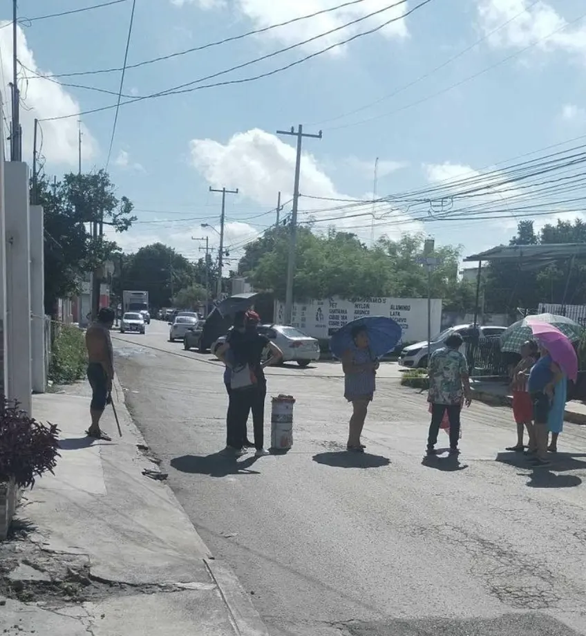 Vecinos de la calle 95 con 50 del centro de Mérida protestaron cerrando una de las calles ante la falta de energía eléctrica por varios días.- Foto de Telesur Yucatán