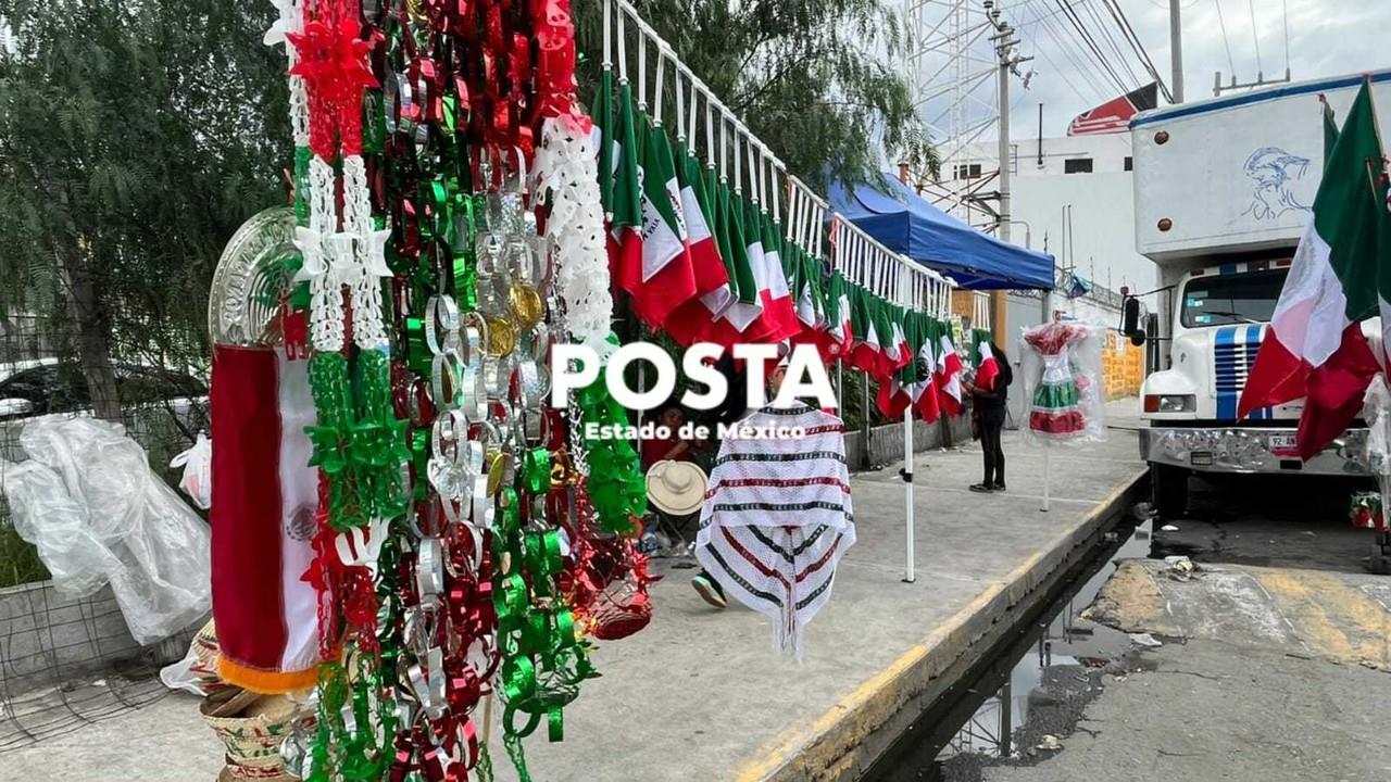 Los articulos patrios los pueden adquirir en las distintas calles del Estado de México. Foto: Israel Lorenzana