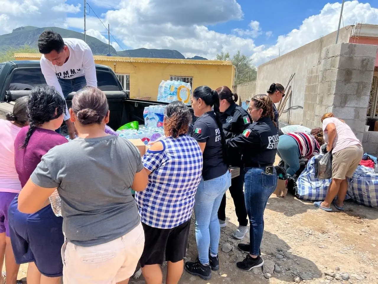 Policía Estatal de Coahuila apoya a la comunidad de Viesca. Foto de redes sociales.