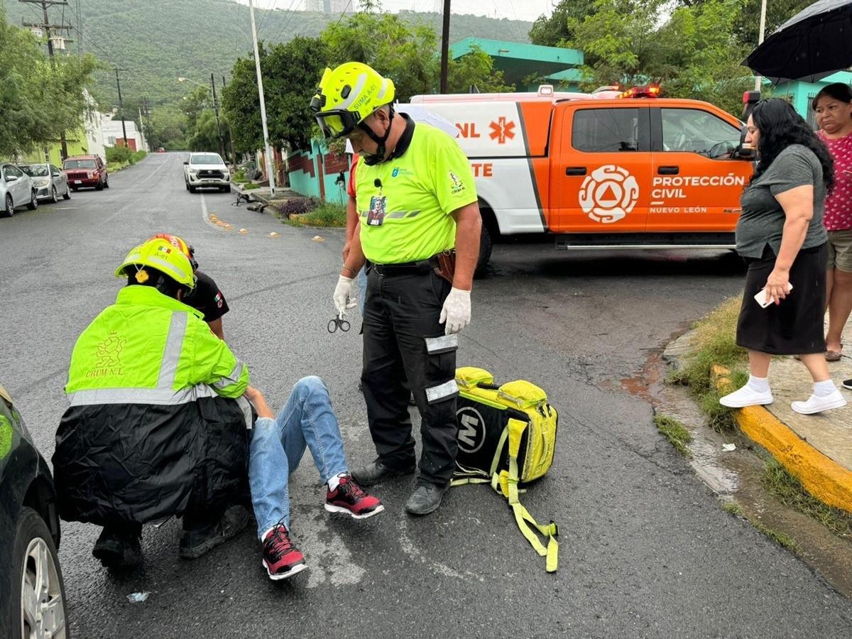 Elementos de Protección Civil brindan ayuda al hombre de la tercera edad que fue atropellado. Foto: Facebook Protección Civil Nuevo León