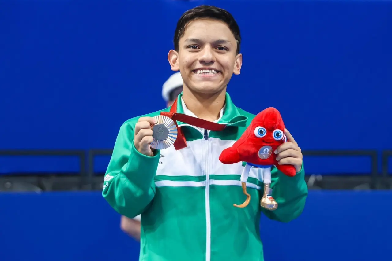 Jesús Gutiérrez con medalla de bronce. Foto: @GobCDMX