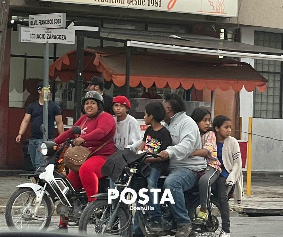 4 personas en una moto en Coss. Foto de Leslie Delgado.