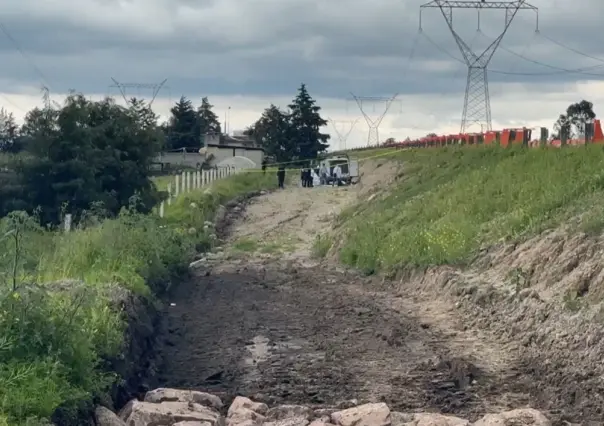 Hallan persona emplayada a un lado de la Toluca-Zitácuaro en Almoloya