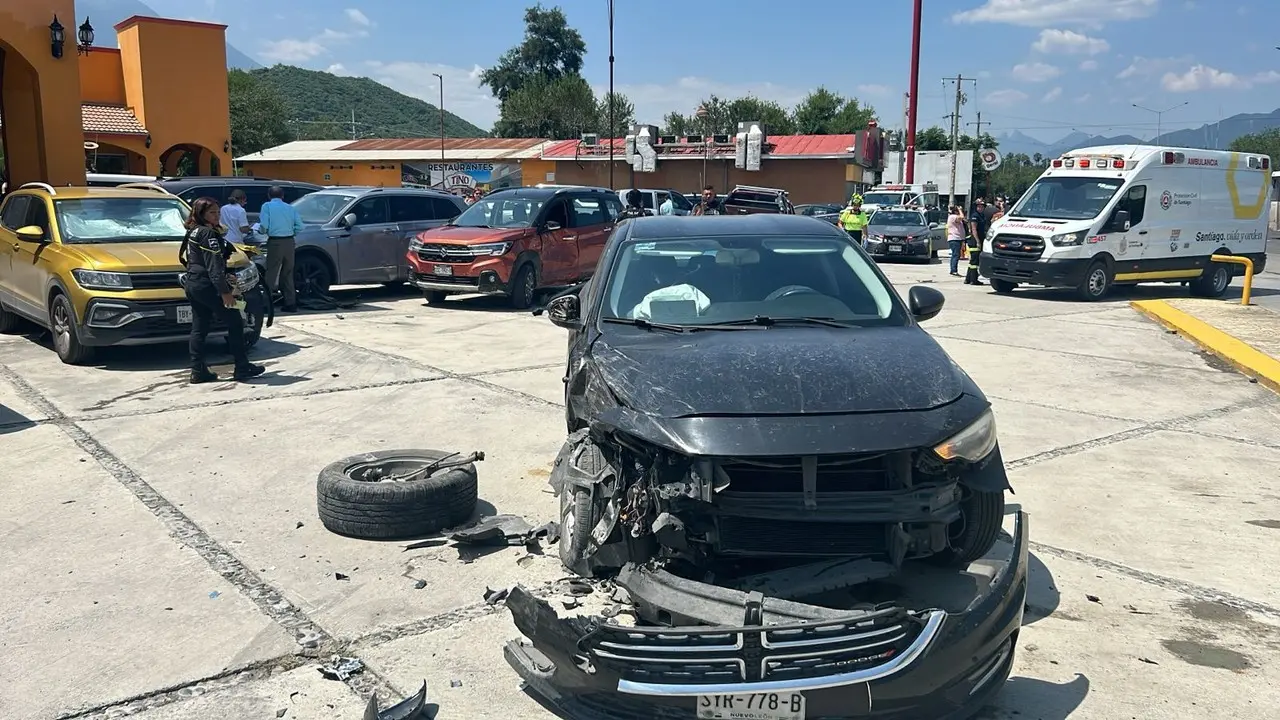 Camioneta impacta vehículos en estacionamiento de restaurante. Foto. PCNL