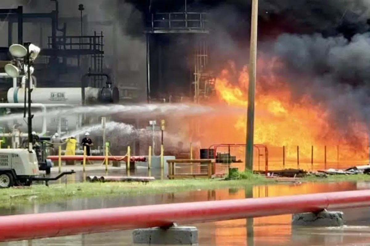 Bomberos controlan incendio en refinería Salina Cruz. Foto: @milydanigonzalez en Tiktok.