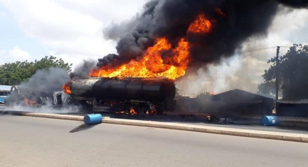 El accidente ocurrió cuando un camión cisterna cargado de gasolina Premium Motor Spirit (PMS) colisionó con un camión de remolque que transportaba viajeros. Foto: Especial.