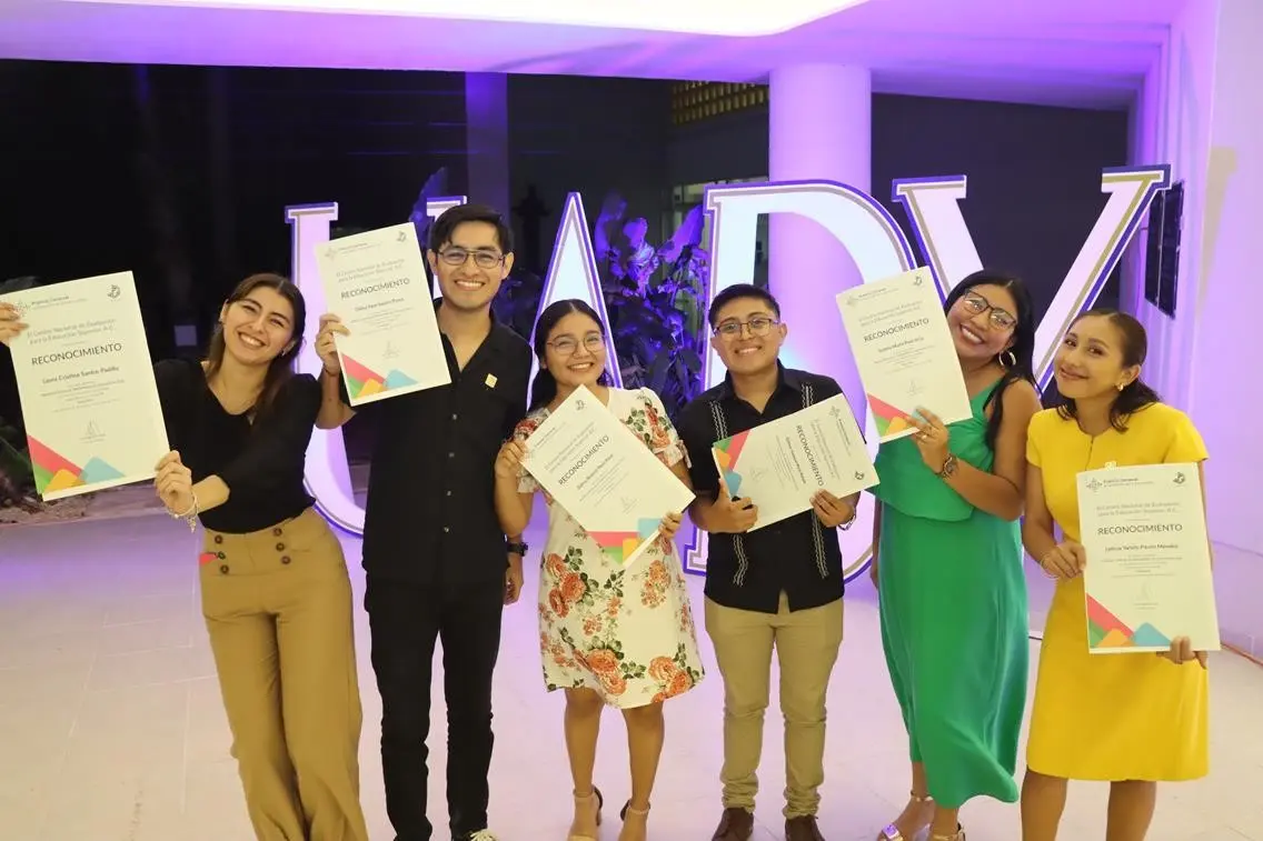 Estudiantes de la Uady fueron reconocidos por obtener el precio CENEVAL al Desempeño de Excelencia en el EGEL 2023.- Foto de la Uady