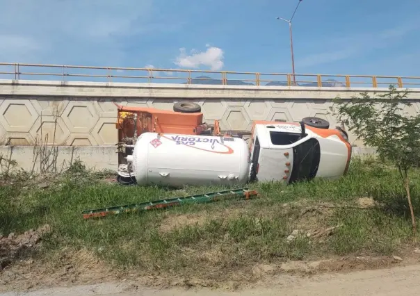 Vuelca pipa de gas en Santiago, Nuevo León